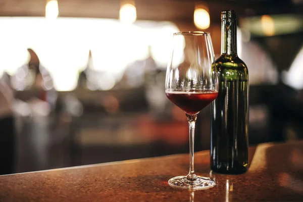 Vinflaska Och Glas Bordet Mot Bakgrund Vinmiddag Servera Vin Vinframställningskoncept — Stockfoto