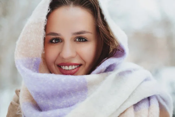 Foto Primo Piano Bella Femmina Bruna Con Sguardo Affilato Metà — Foto Stock