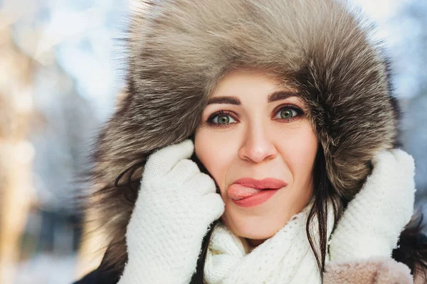 Kürklü Kapüşonlu Komik Genç Kadın Kameraya Bakıyor Kışın Caddenin Bulanık — Stok fotoğraf