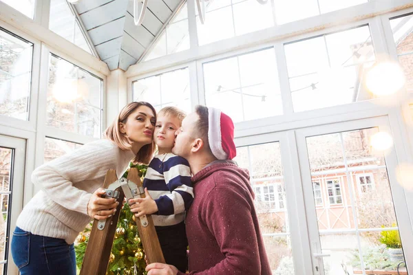 Cam Terasta Süslü Noel Ağacının Yanında Dikilirken Gülümseyen Sarılan Anne — Stok fotoğraf