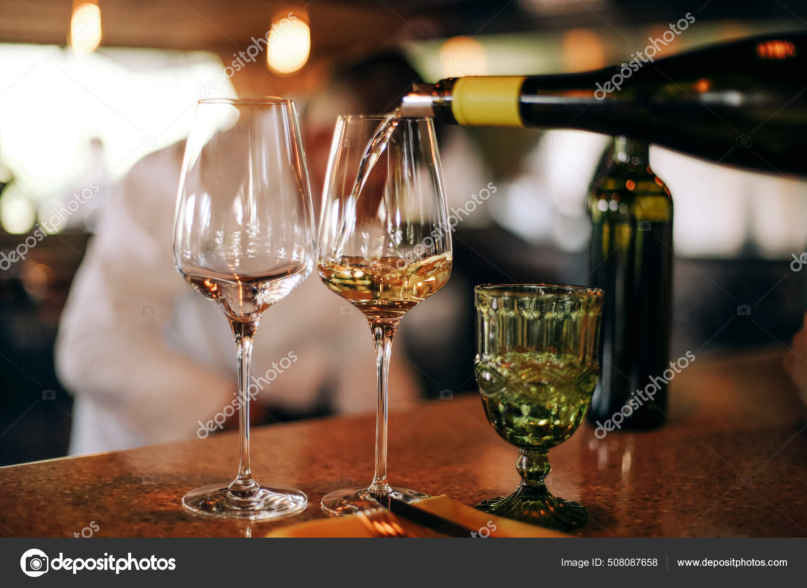 Leere Weißweingläser Auf Dem Tisch Im Restaurant Oder in Der Bar.  Tischaufstellung in Nahaufnahme. Alkoholbrille Stockbild - Bild von  publikation, zählwerk: 215682647