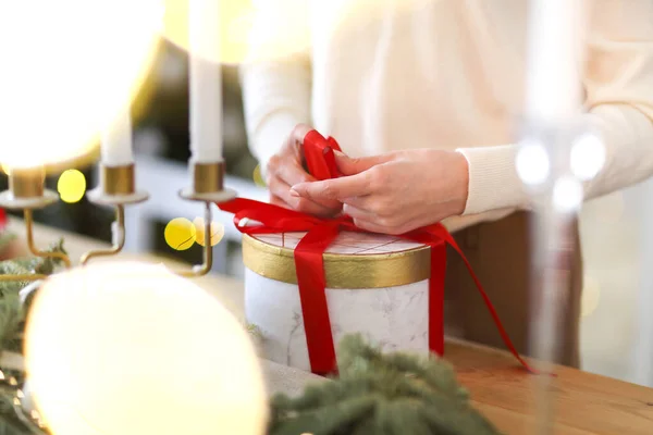 Unrecognizable Lady White Sweater Packing Present Box Tied Bright Red — Stock Photo, Image