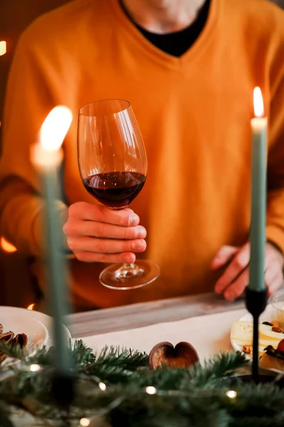 Gehakt Beeld Van Mens Oranje Trui Met Een Glas Rode — Stockfoto