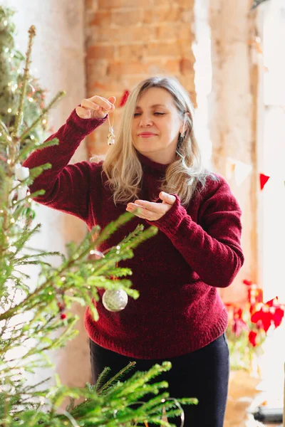 Seitenansicht Einer Erwachsenen Frau Roten Pullover Die Weihnachtstag Hause Dekorationen — Stockfoto