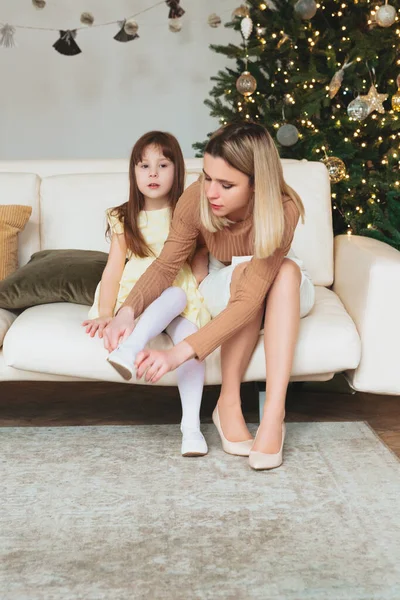 Foto Ung Mor Och Barn Klädd För Nyår Kväll Firande — Stockfoto