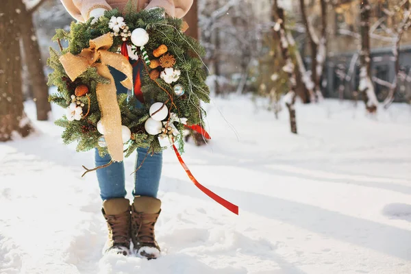 Oigenkännlig Kvinna Ytterkläder Bär Dekorerad Julkrans Och Står Snö Solig — Stockfoto