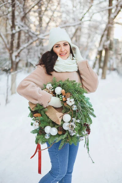 Ung Kvinna Ytterkläder Bär Dekorerad Julkrans Och Står Snö Solig — Stockfoto