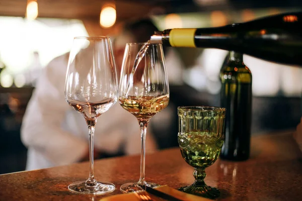 Vinflaska Och Glas Bordet Mot Bakgrund Vinmiddag Servera Vin Vinframställningskoncept — Stockfoto