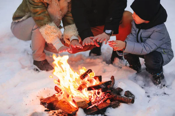 Heureuse Famille Trois Mère Père Fils Vêtements Chauds Assis Côté — Photo