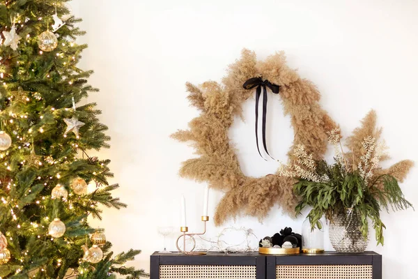 Surtido Decoraciones Elegantes Colocadas Estante Pared Cerca Del Árbol Navidad —  Fotos de Stock