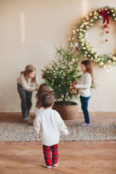 Felices Cuatro Hermanitos Tres Hermanas Hermano Pequeño Suéteres Punto Cálido — Foto de Stock