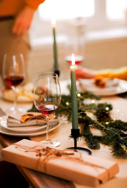 Bougies Brûlantes Verres Vin Rouge Placés Près Des Assiettes Des — Photo