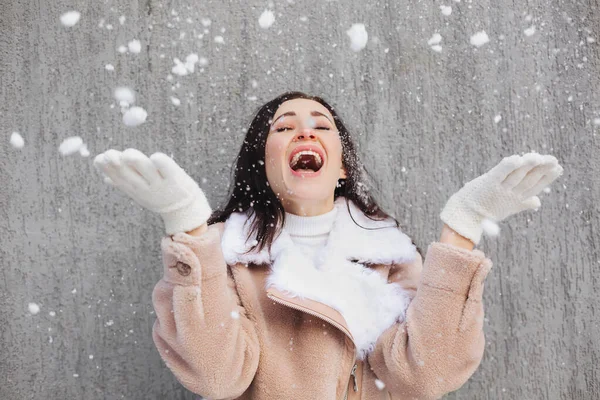 Mujer Joven Optimista Sonriendo Mientras Divierte Calle Día Invierno Soleado —  Fotos de Stock