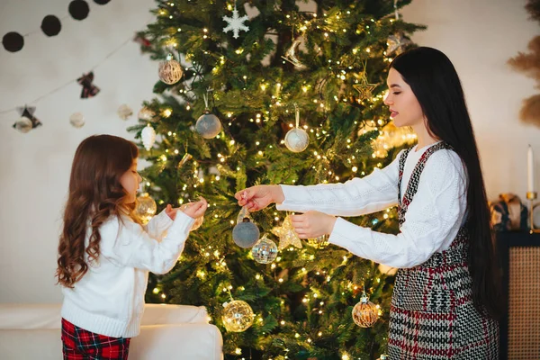 Alegre Madre Encantadora Hija Niña Suéteres Punto Acogedor Decorando Abeto — Foto de Stock