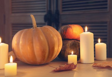 yanan mumlar ve kabaklar