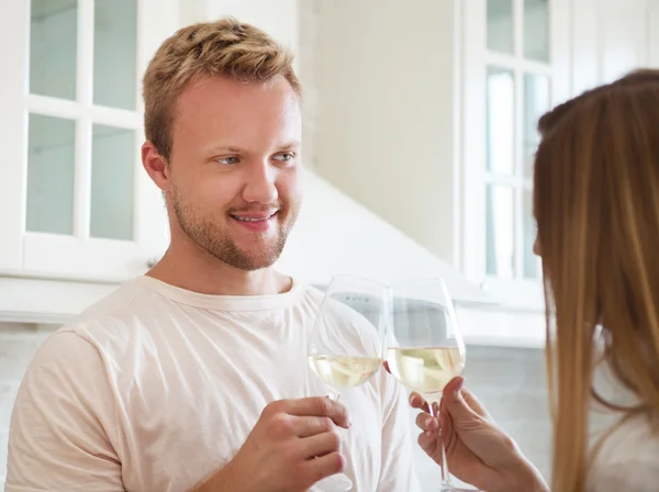 白ワインのガラスを楽しんで幸せな若いカップル — Stock fotografie