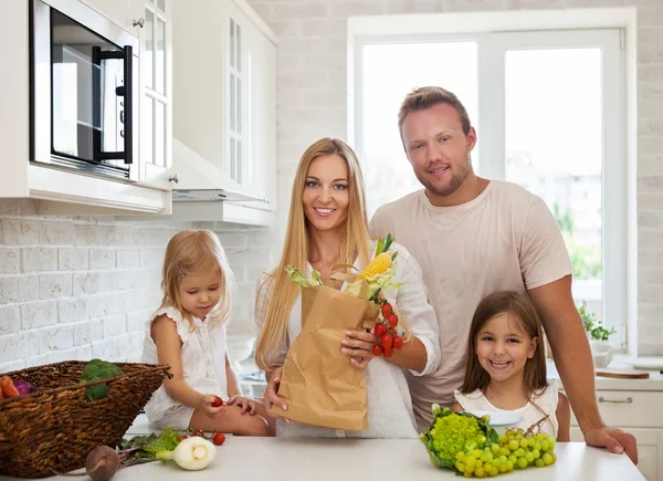 Family cooking in a modern kitchen setting — Stock Photo, Image