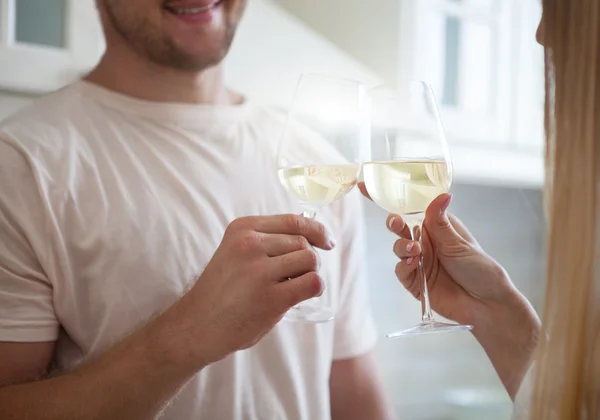 Glückliches junges Paar genießt ein Glas Weißwein — Stockfoto