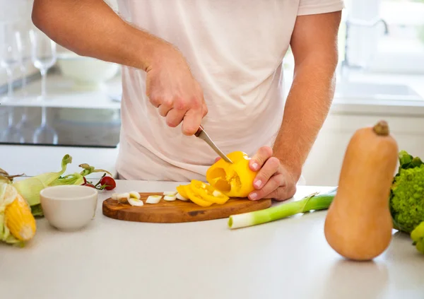 Bell'uomo che cucina — Foto Stock