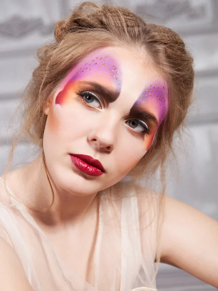 Junge Frau mit perfektem Schmetterling-Make-up — Stockfoto