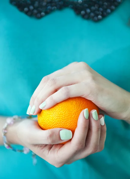 Unghie di bella donna con bella manicure francese turchese — Foto Stock