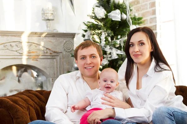 Glücklich lächelnde Familie am Weihnachtsbaum — Stockfoto