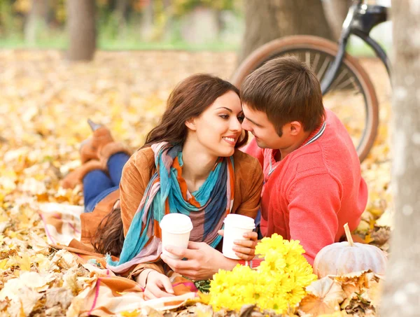 Casal feliz com bicicleta no parque de outono — Fotografia de Stock