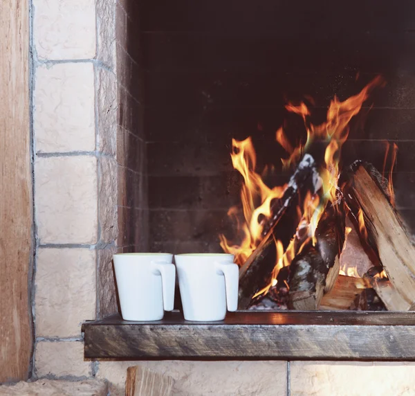 Two mugs near the fireplace — Stock Photo, Image