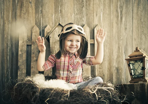 Ragazzo felice che gioca in casco pilota — Foto Stock