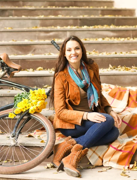 Mujer feliz con bicicleta en el parque de otoño — Foto de Stock