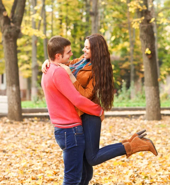 Retrato de pareja feliz disfrutando del otoño dorado — Foto de Stock