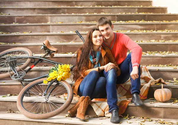 Para z rowerów w parku jesień — Zdjęcie stockowe