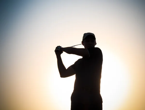Férfi golfozó naplementekor — Stock Fotó