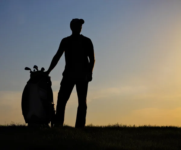 Mężczyzna golfa na zachodzie słońca — Zdjęcie stockowe