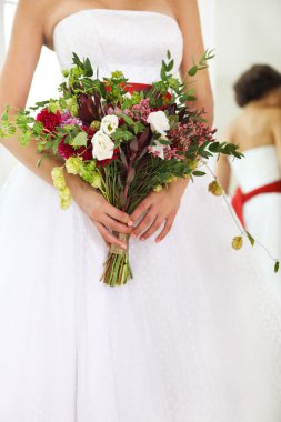 etli çiçek ve hop sıradışı düğün buketi 