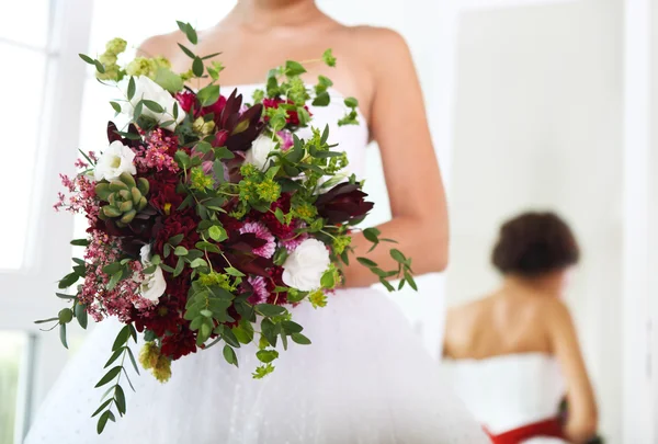 Bouquet de mariage entre les mains d'une mariée — Photo