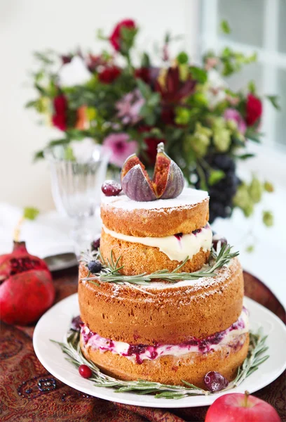 Tavolo da dessert per una festa. Torta ombre, cupcake, dolcezza e f — Foto Stock