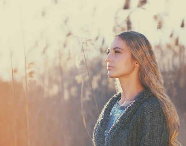 Mujer al aire libre en un día de otoño — Foto de Stock