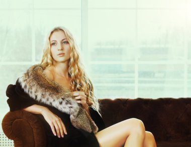 furcoat içinde güzel bir kadın portresi