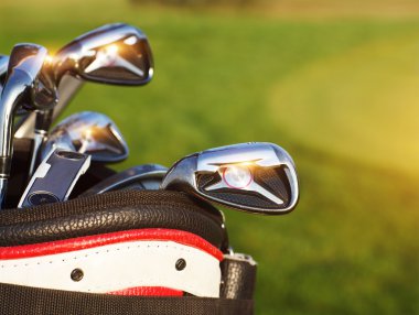yeşil alan arka plan üzerinde golf kulüpleri sürücüleri