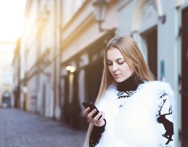 Donna elegante utilizzando un telefono sms su smartphone — Foto Stock