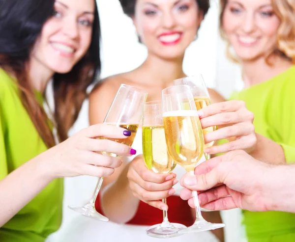 Bicchiere da sposa a mano con champagne . — Foto Stock