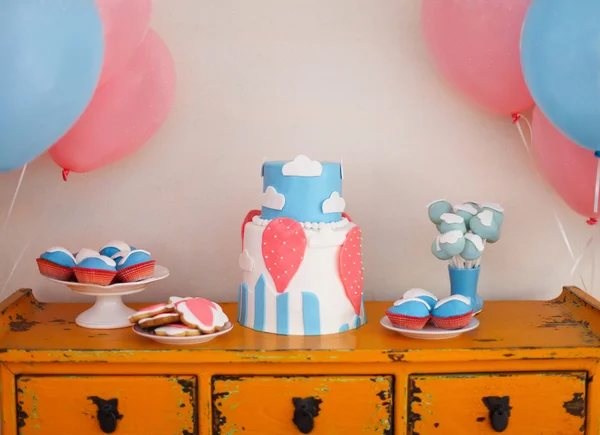 Söt tabell med stor tårta, cupcakes, cake pops — Stockfoto