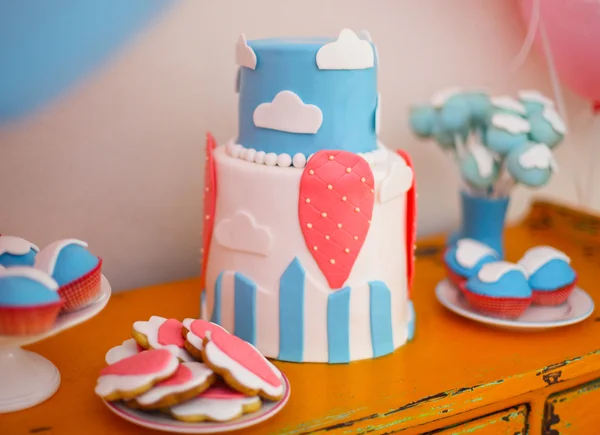Tavolo dolce con grande torta, cupcake, cake pop — Foto Stock