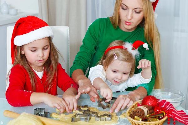 Two little girls with mother baking Christmas cookies — Stock Photo, Image