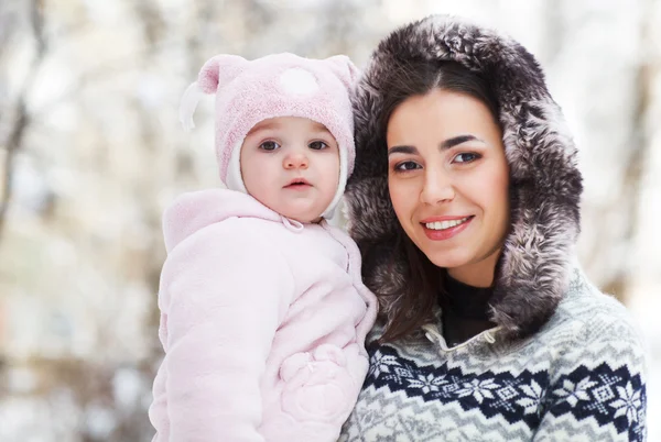 Jeune mère brune avec sa fille à l'extérieur — Photo