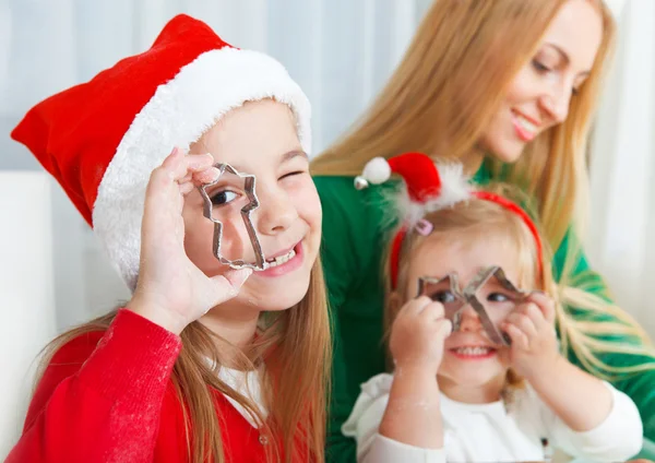 Två små flickor med mamma baka julkakor — Stockfoto