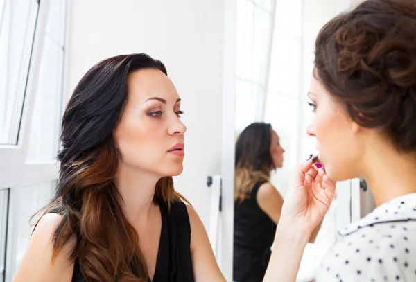 Stylist makes make up for bride on the wedding day — Stock Photo, Image