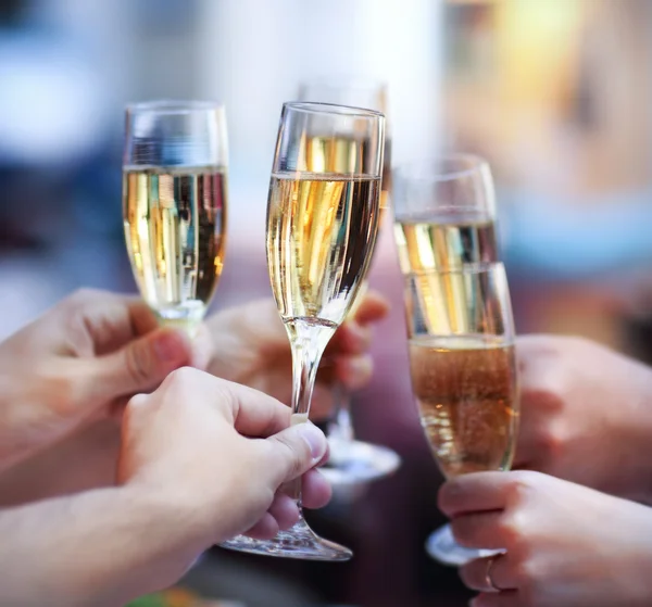 Люди, держащие бокалы шампанского, произносят тост — стоковое фото