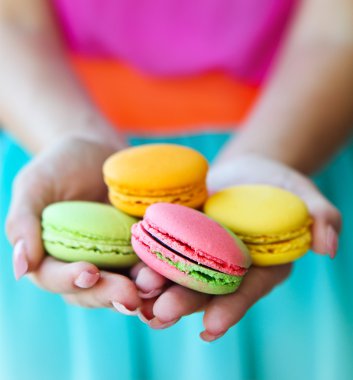 renkli macaroons elinde tutan kız